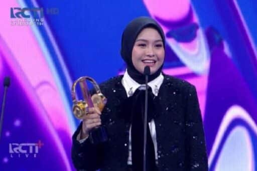 salma-salsabila-raih-penghargaan-breakthrough-of-the-year-di-ima-2024-tou-e1732631601855