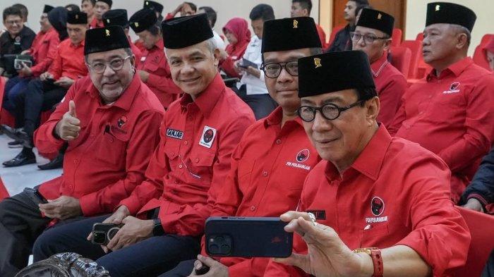 Yasonna-Laoly-berfoto-bersama-dengan-kader-PDIP-Ganjar-Pranowo-dan-Rano-Karno