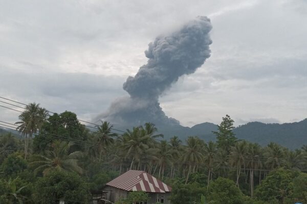 Gunung Dukono Meletus, Lontarkan Abu Vulkanik Setinggi 3.000 Meter gunung dukono