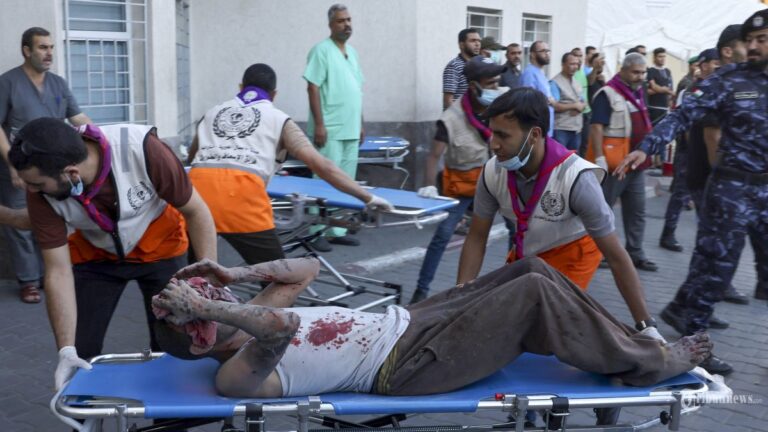 potret-perjuangan-tenaga-medis-di-rs-gaza_20231019_064058