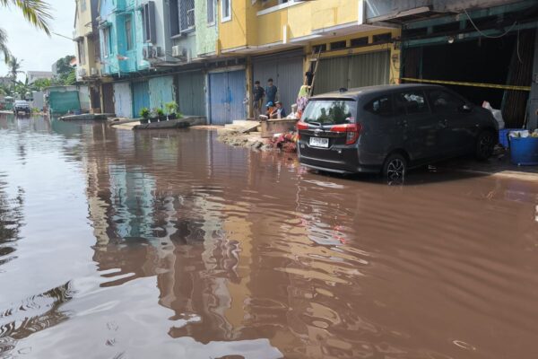 Air Banjir di Cengkareng Berubah Merah Usai Kebakaran Ruko Kebakaran ruko di Cengkareng