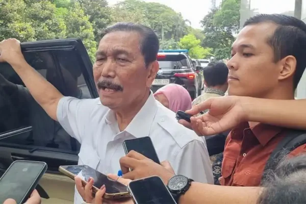 Luhut Tanggapi #IndonesiaGelap: “Yang Gelap Kau, Bukan Indonesia!” Luhut Binsar Pandjaitan