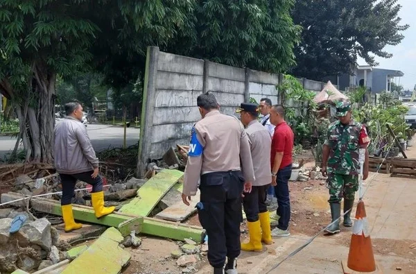 Viral Tembok Perumahan Dibobol Saat Banjir Bekasi, Polisi Ungkap Fakta Sebenarnya Banjir Grand Galaxy Bekasi