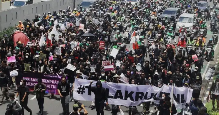 Demo-mahasiswa-buruh-tolak-UU-TNI