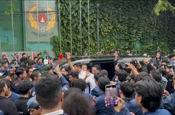 Mahasiswa Trisakti Demo di DPR, Hadang Mobil Menkum Tolak RUU TNI Demo mahasiswa tolak revisi UU TNI