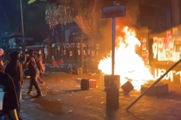 Demo Tolak UU TNI di Malang Ricuh, Massa Bakar Gedung DPRD! Gedung DPRD Malang