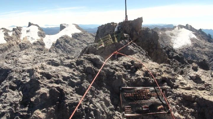 Gletser-Puncak-Carstensz-menyusut
