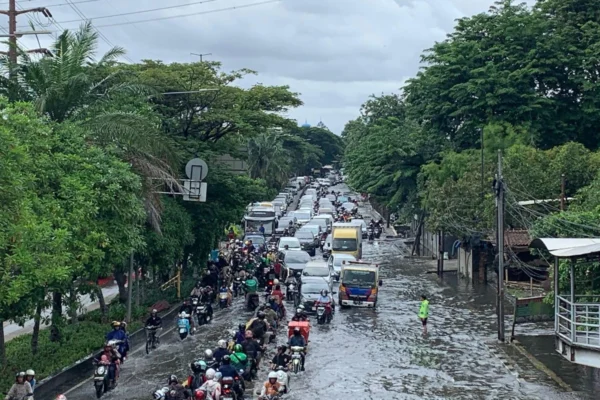 Banjir Rendam Sejumlah Jalan di Jakbar, Ketinggian Air Capai 40 cm Jalan Daan Mogot tergenang air