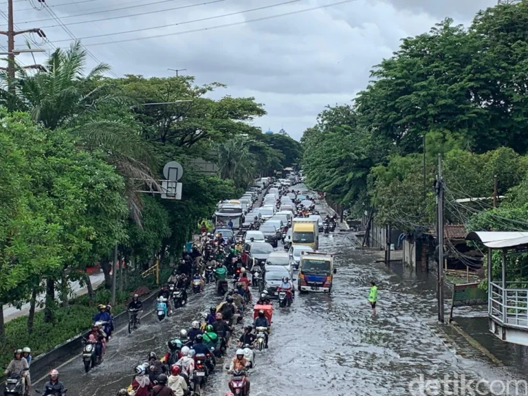 Jalan-Daan-Mogot-tergenang-air