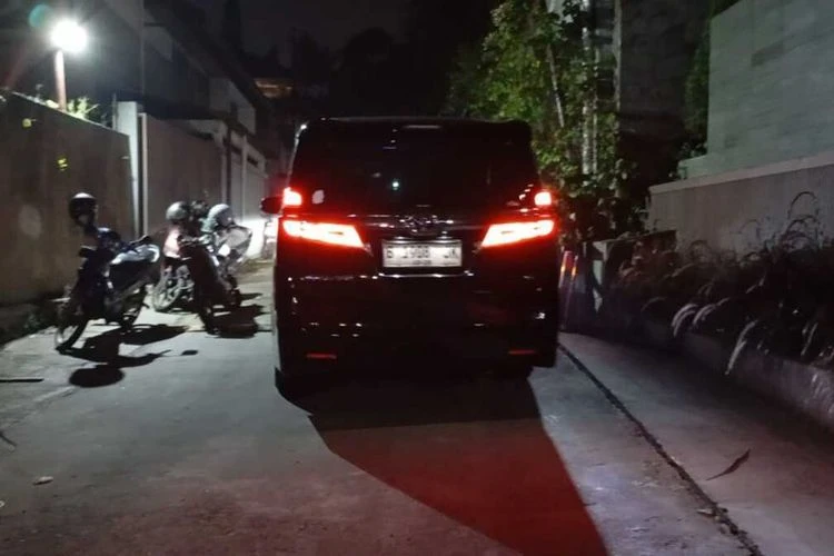 Mobil-mewah-keluar-malam-hari