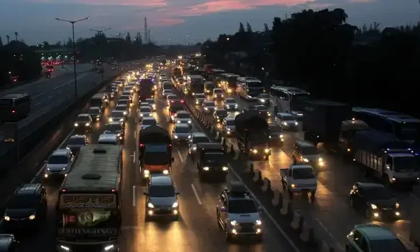 Tol Jakarta-Cikampek Macet! Pemudik Padati Rest Area Tol Japek