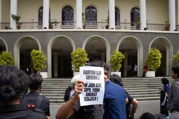 UGM & UII Tolak RUU TNI: Ancaman Kembalinya Otoritarianisme Orde Baru UGM tolak RUU