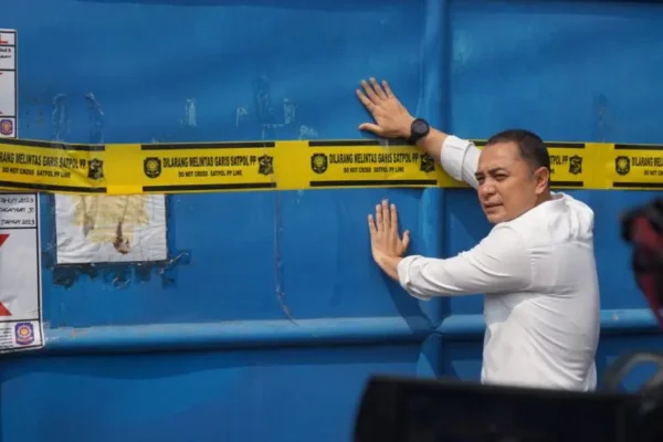Pemkot Surabaya dan Polres Tanjung Perak Tutup Gudang CV Sentoso Seal Eri Cahyadi Walikota Surabaya