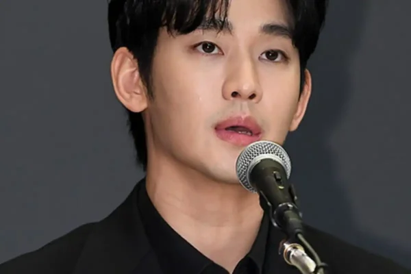 Kim Soo-hyun Menangis di Konferensi Pers, Akui Hubungan dengan Kim Sae-ron Kim Soo Hyun