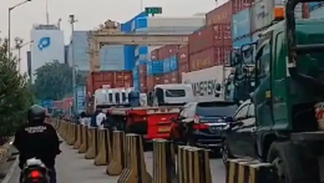 Macet-Pelabuhan-Tanjung-Priok
