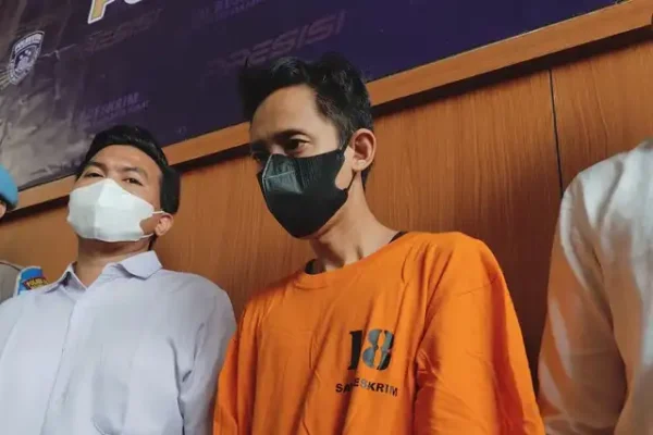 Dokter PPDS UI Ditahan karena Rekam Mahasiswi Mandi, Tertunduk Lesu di Konferensi Pers Muhammad Azwindar Eka Satria