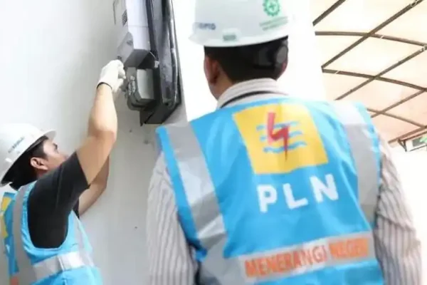 Energi Terbarukan Turunkan Kebutuhan Gas PLN hingga 87 Kargo pada 2034 Petugas PLN
