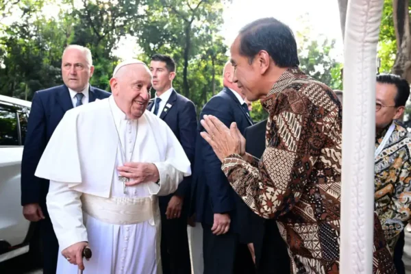 Prabowo Utus Jokowi Hadiri Pemakaman Paus Fransiskus, Indonesia Sampaikan Belasungkawa Presiden Jokowi dengan Paus Fransiskus