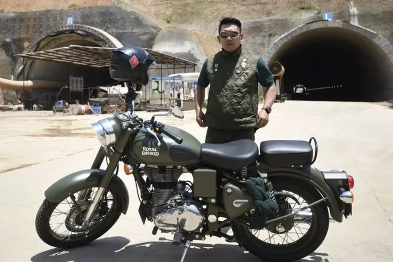 Ridwan-Kamil-dan-Royal-Enfield-Classic-500