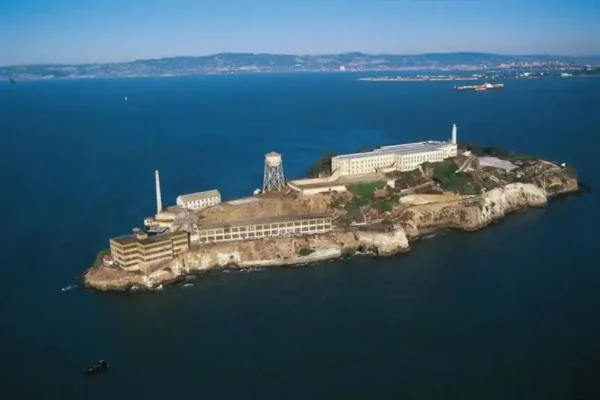 Trump Perintahkan Alcatraz Dibuka Kembali untuk Penjahat Brutal Alcaraz