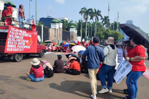 Aksi Hari Buruh 2025: Buruh Tuntut UU PPRT dan Hapus Outsourcing di Depan DPR Buruh Gedung DPR