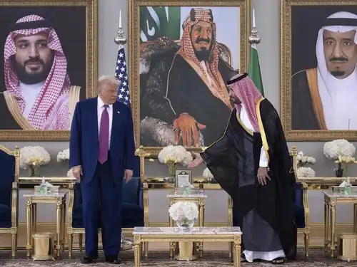 Trump Disambut Mewah oleh Pangeran MbS Saat Tiba di Arab Saudi Donald Trump bersama Pangeran Mohamed bin Salman