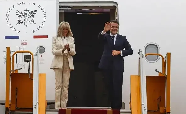 Macron dan Istri Tiba di Jakarta, Akan Kunjungi Borobudur Bersama Prabowo Emmanuel Macron dan Istri