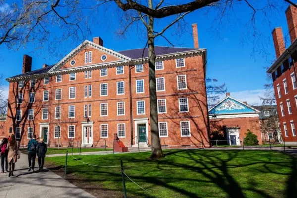 Trump Resmi Larang Mahasiswa Asing di Harvard, Harvard Sebut Ilegal Harvard