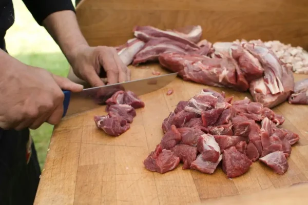 Svið: Makanan Rating Terburuk di Dunia 2025 Versi Taste Atlas Ilustrasi pemotongan daging domba