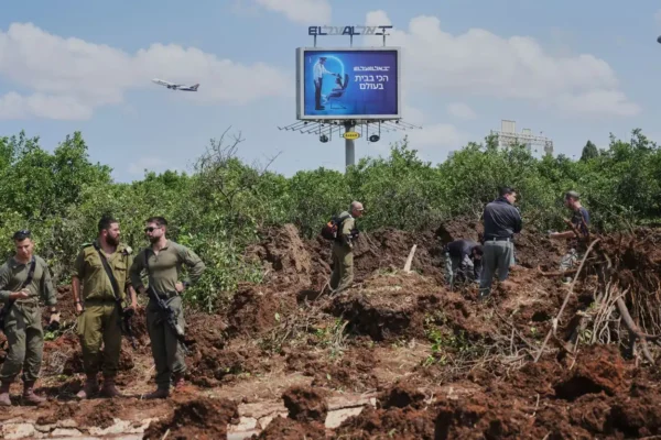 Rudal Houthi Hantam Bandara Tel Aviv, Netanyahu Ancam Balas Besar ke Yaman dan Iran Kawah Besar Kota Tel Aviv