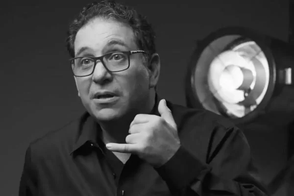 Kevin Mitnick: Hacker Legendaris yang Jadi Buronan Siber Pertama di Dunia Kevin Mitnick