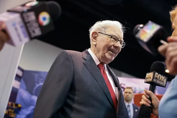 Warren Buffett Anggap Volatilitas Bursa Akibat Tarif Trump Bukan Masalah Besar Warren Buffett