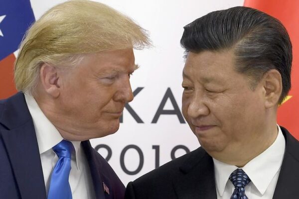 Xi Jinping dan Trump Bahas Ketegangan Dagang dan Isu Mineral Langka Donald Trump bersama Xi Jinping