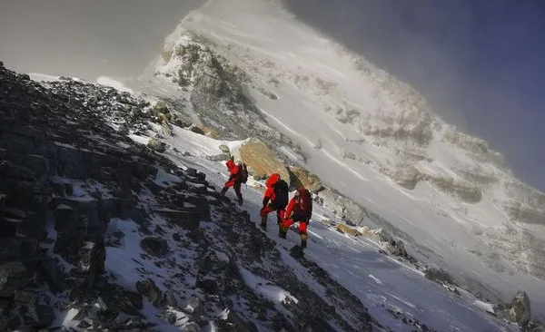6 Gunung dengan Biaya Pendakian Termahal di Dunia Gunung Everest