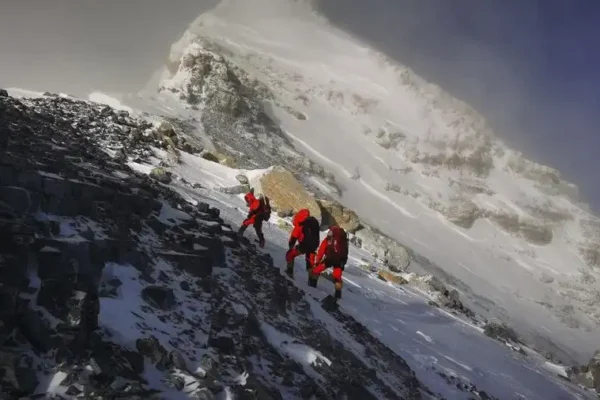 6 Gunung dengan Biaya Pendakian Termahal di Dunia Gunung Everest