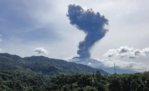 Gunung Marapi Meletus, Abu Vulkanik Muncul dan Pijar Api Terlihat Gunung Marapi