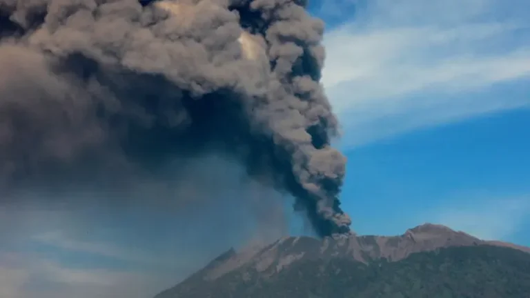 Gunung-Raung-Erupsi