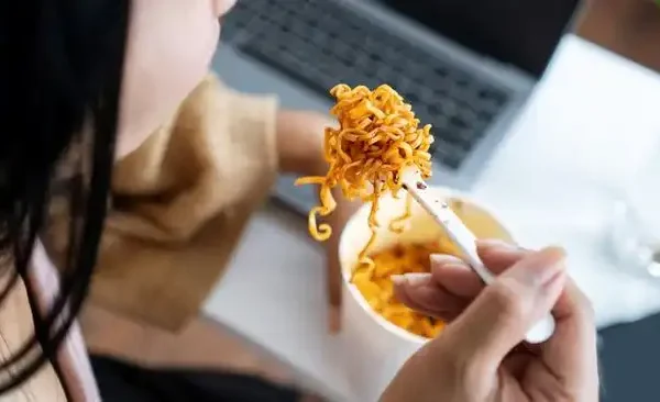 3 Makanan yang Tidak Boleh Dimakan Bersama Mie Instan Ilustrasi Mie Instan