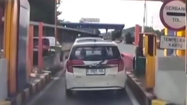 Misteri Mobil Putih Terobos 2 Gerbang Tol di Depok Tanpa Bayar Mobil