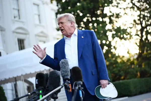 Trump Paksa Jurnalis Bongkar Sumber Bocoran Serangan Iran Presiden AS Donald Trump