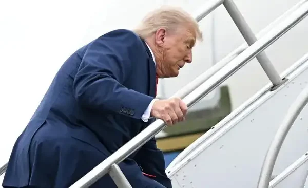 Trump Tersandung di Tangga, Disindir Balik Ejekan Lama ke Biden Presiden Donald Trump