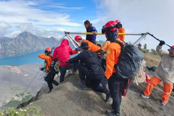 Evakuasi Jasad Pendaki Brasil di Gunung Rinjani Dilakukan Pagi Ini Tim SAR