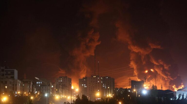 israel-serang-depot-minyak-iran