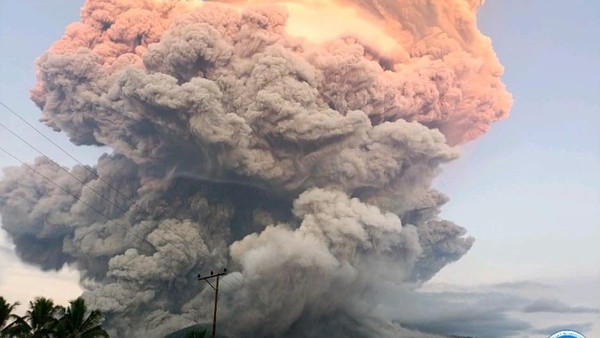Gunung Lewotobi Meletus Dahsyat, Warga Panik dan Mengungsi Gunung Lewotobi Laki-laki Meletus