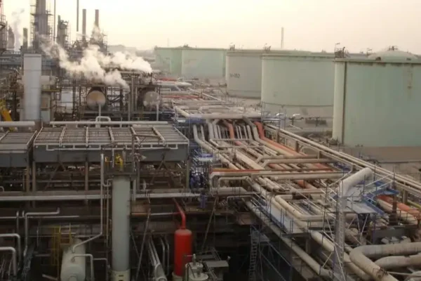 OPEC+ Naikkan Produksi Minyak Mulai Agustus Kilang minyak Kuwait