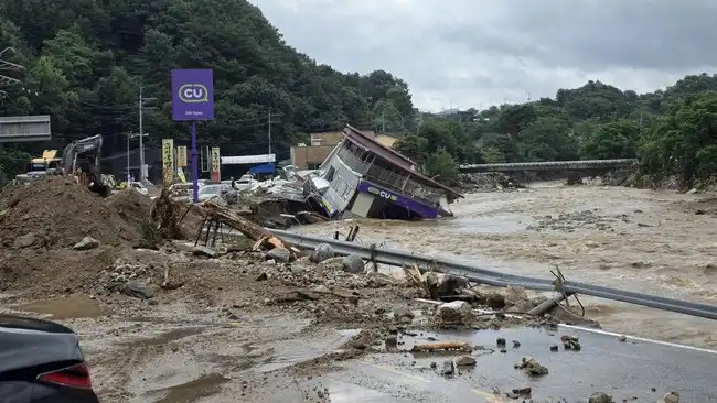 Tanah-longsor-akibat-hujan-deras-di-Gapyeong