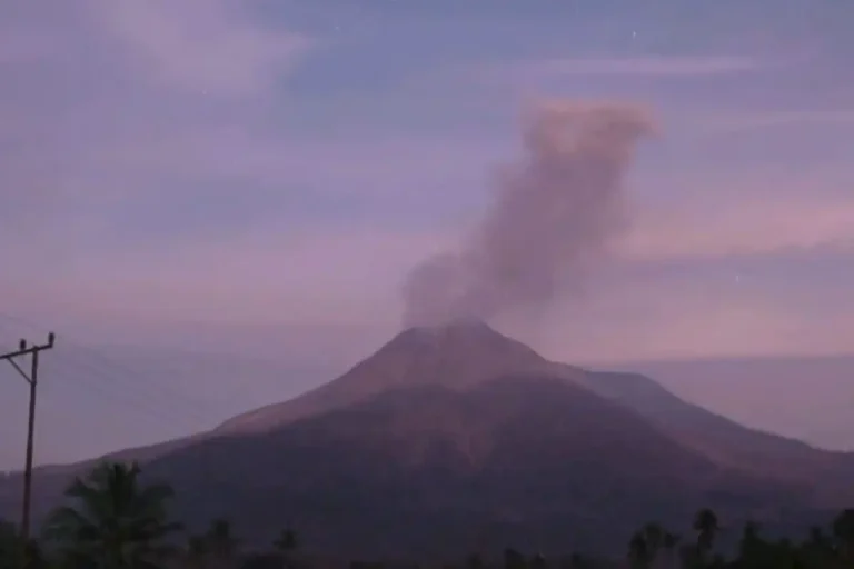 Gunung Lewotobi Laki-laki