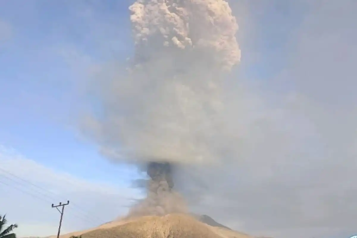 Gunung Lewotobi Laki-laki meletus