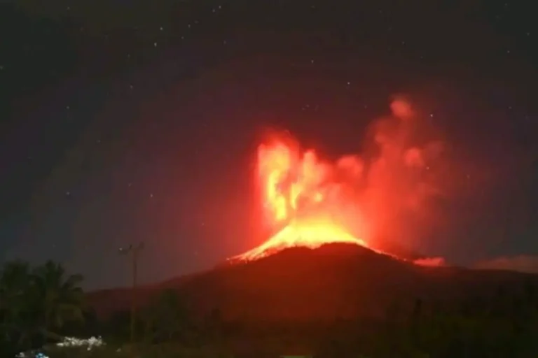 Gunung Lewotobi Laki-laki meletus