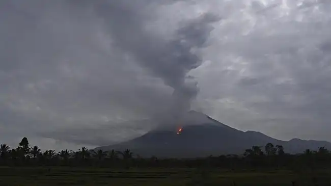 Gunung Semeru Erupsi